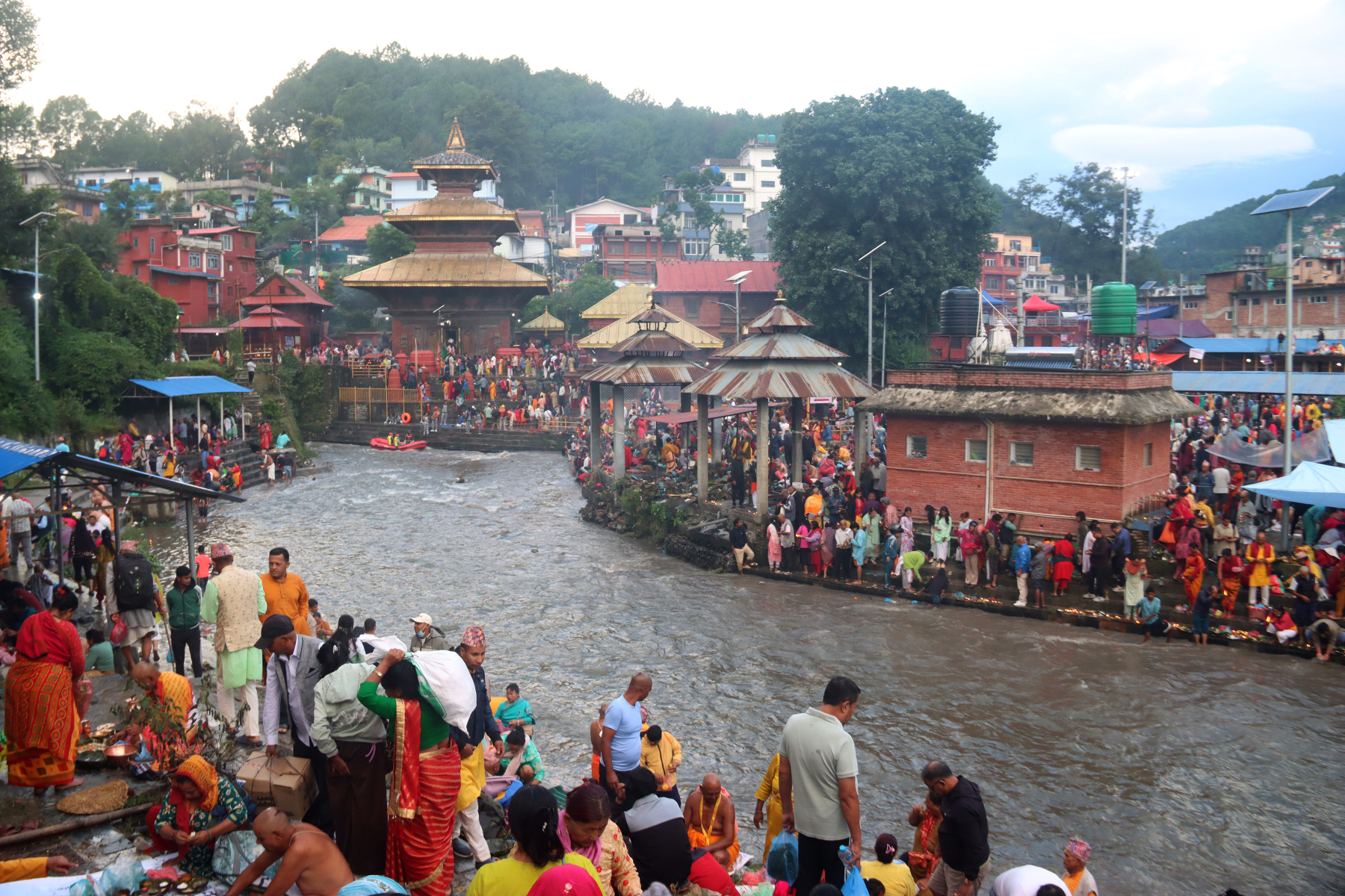 गोकर्णेश्वर महादेव मन्दिर परिसरमा भक्तजन
काठमाडौँ, २६ भदौः
कुशे औँशीका दिन  आज  काठमाडौँको गोकर्णेश्वर नगरपालिका (४ स्थित गोकर्णेश्वर महादेव मन्दिर परिसरमा दिवङ्गत  बुबाको नाममा तर्पण, पिण्डदान  तथा  सिदादान गर्न आएका भक्तजन  । तस्बिरः हरिराम भेटुवाल/रासस