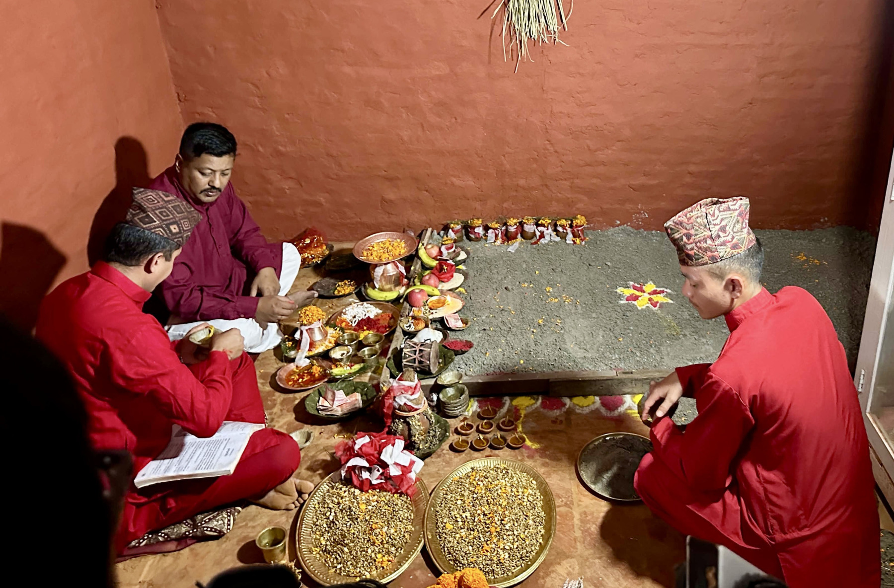 काठमाडौं, २५ असोजः हनुमानढोकास्थित दसैँघरमा घटस्थापनाका दिन पूजा आराधना गरी जमरा राख्दै। तस्बिर : प्रदीप राज वन्त रासस