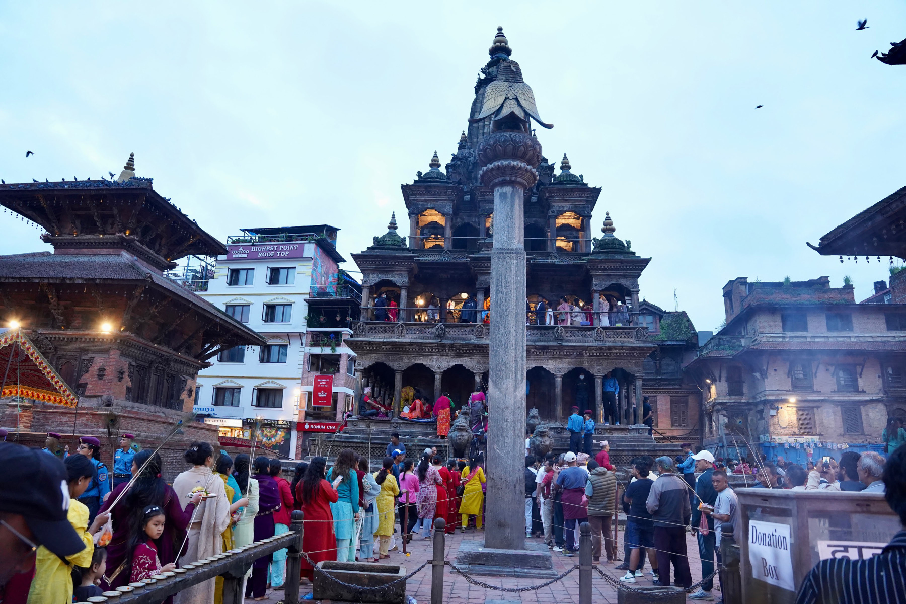 पाटन (ललितपुर), १९ भदौः  कृष्ण जन्माष्टमीका अवसरमा ललितपुरको पाटनमा अवस्थित कृष्ण मन्दिरमा पूजा आराधना तथा दर्शन  गर्दै भक्तजन  ।  ‘श्रीकृष्णजन्माष्टमी’ पर्व आज देशभर भगवान् श्रीकृष्णको पूजा आराधना गरी श्रद्धा भक्तिपूर्वक मनाइन्छ । तस्बिरः घनश्याम श्रेष्ठ/रासस