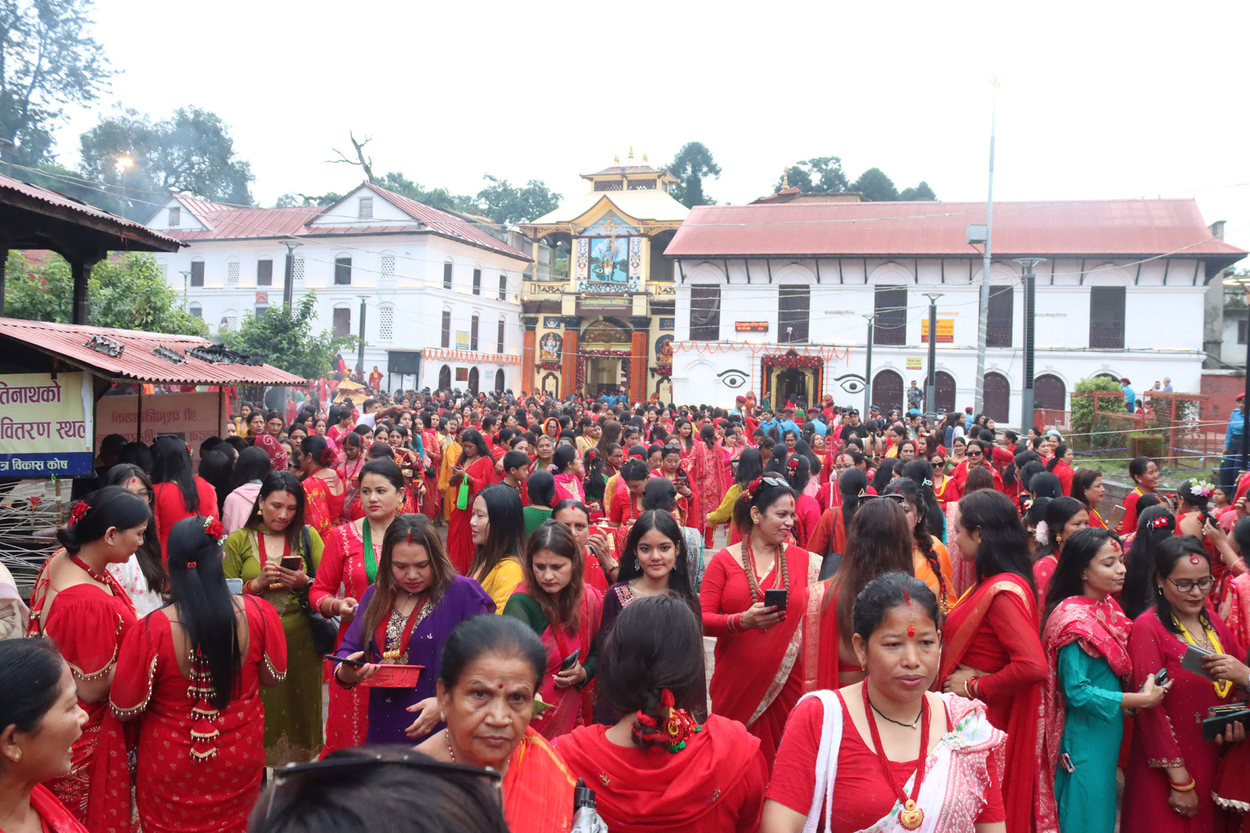 पाशुपत परिसरमा भक्तजनको घुइँचो
काठमाडौँ, २९ भदौः काठमाडौँको पशुपतिनाथ मन्दिरमा सोमबार हिन्दु महिलाहरुको महान् पर्व हरितालिका तिजका दिन पूजाअर्चना तथा दर्शन गर्ने आएका भक्तजन । तस्बिरः हरिराम भेटुवाल÷रासस