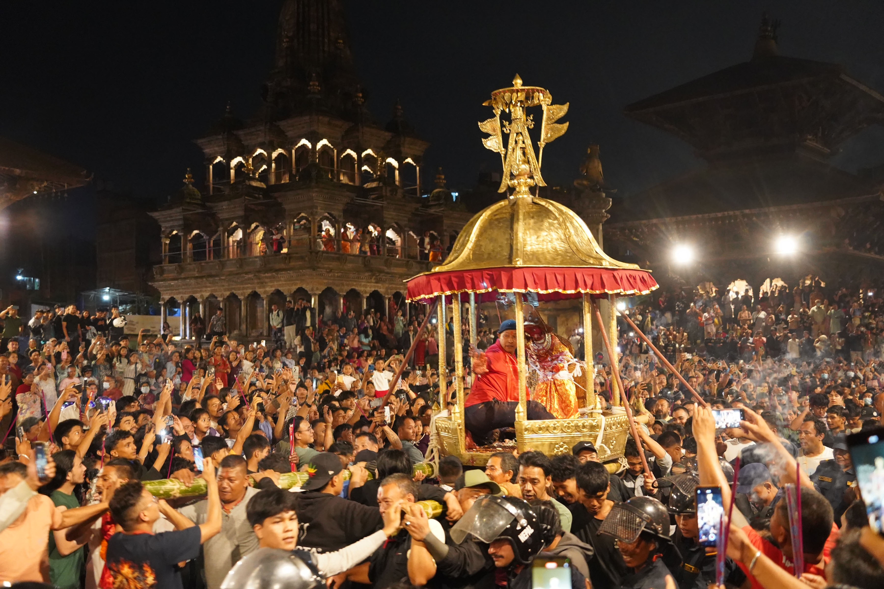 पाटन (ललितपुर), २० भदौः
ललितपुरको पाटनमा आयोजित भीमसेन जात्राका क्रममा भीमसेनलाई खटमा राखेर नगर परिक्रमाको लागि लगिँदै। नेवारी समुदायमा व्यापार–व्यवसाय र समृद्धिका देवताका रूपमा पुजिने भीमसेनको आराधना गर्दै विभिन्न टोलबाट जात्रा निकाल्ने तथा पूजा आराधना गर्ने परम्परा रहेको छ। भीमसेन जात्रालाई रातो मच्छिन्द्रनाथ जात्रापछिको दोस्रो ठूलो जात्राका रुपमा पाटनवासीले मान्ने  गर्छन्। तस्बिरः घनश्याम श्रेष्ठ/रासस G