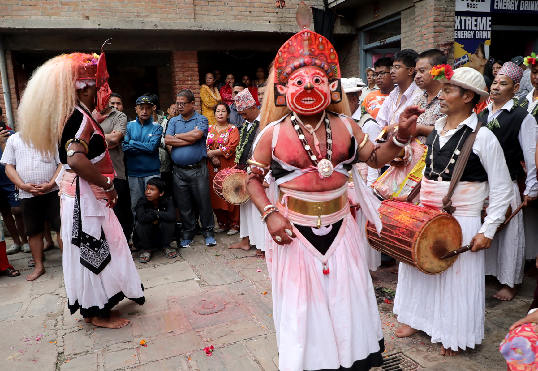 मध्यपुर थिमि,१६ भदौः 
बोदेमा नीलबाराही नाच प्रस्तुत   
भक्तपुरको मध्यपुर थिमि वडा नं ८ बोदेमा सोमबार राति नचाइँएको नीलबाराही नाच। प्रत्येक वर्ष गाईजात्राको भोलिपल्टदेखि चार दिन रातभरि बोदेको हरेक टोलमा नाच नचाइने परम्परा छ । मल्लकालदेखि सञ्चालन हुँदै आएको उक्त नाचमा भैरव एक, बाराही चार,  कुमारी चार,  सिंह र सिंहिनी चार, द्वारपाल  दुई, गणेश चार  गरी १९ देवगण हुनेछ भने विभिन्न बाजा बजाउने पनि शुन्छ ।  तस्बिर÷ रत्न श्रेष्ठ÷ रासस