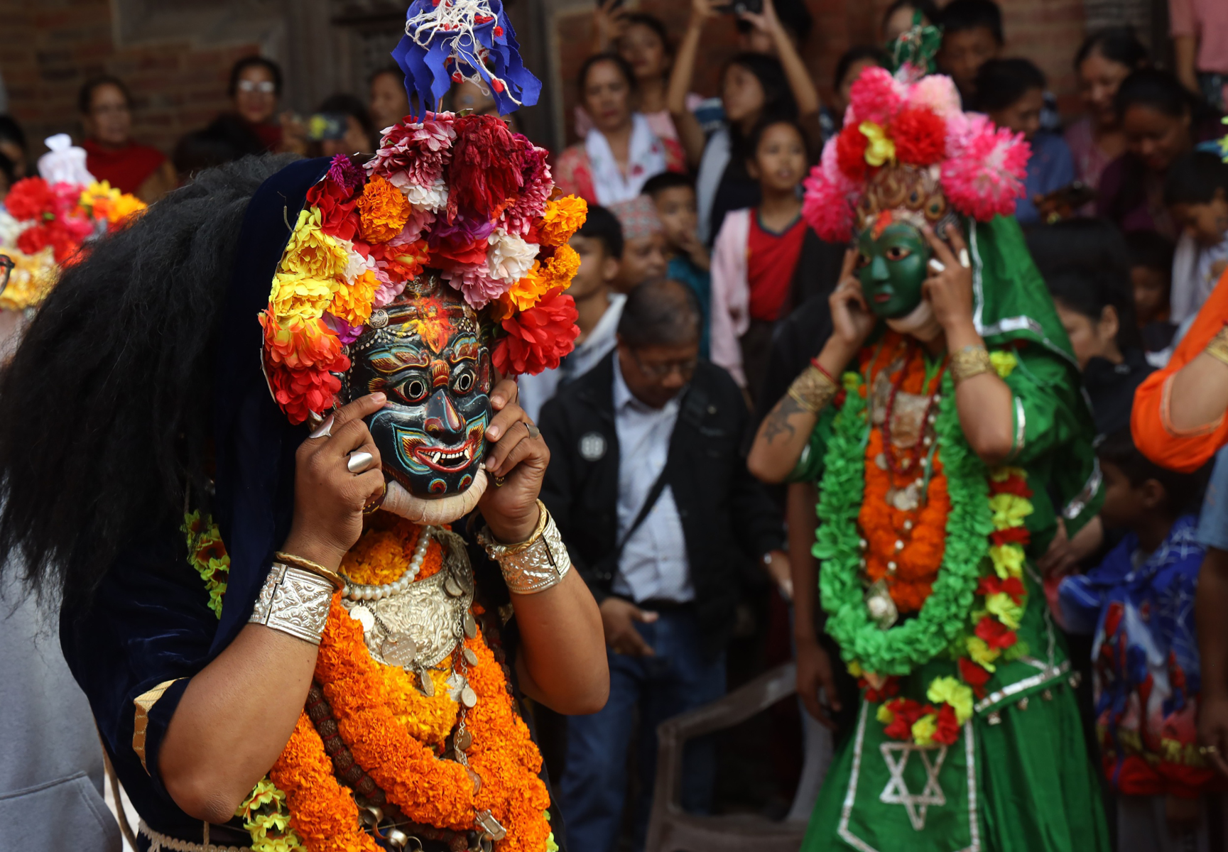 ललितपुर, १ कात्तिकः 
अष्टमातृका नाच प्रस्तुत
 ललितपुरको पाटन दरबार क्षेत्रस्थित मूलचोकमा ऐतिहासिक गँः प्याखँ (अष्टमातृका नाच) प्रस्तुत गर्दै देवगण। पाटनको सांस्कृतिक तथा तान्त्रिक परम्परासँग जोडिएको यस नाचमा विभिन्न देवीदेवताका १३ देवगण सहभागी हुन्छन्। प्रत्येक देवगणको फरक तान्त्रिक मुद्रा र भावभङ्गी रहने गर्छ। तस्बिरः घनश्याम श्रेष्ठ /रासस