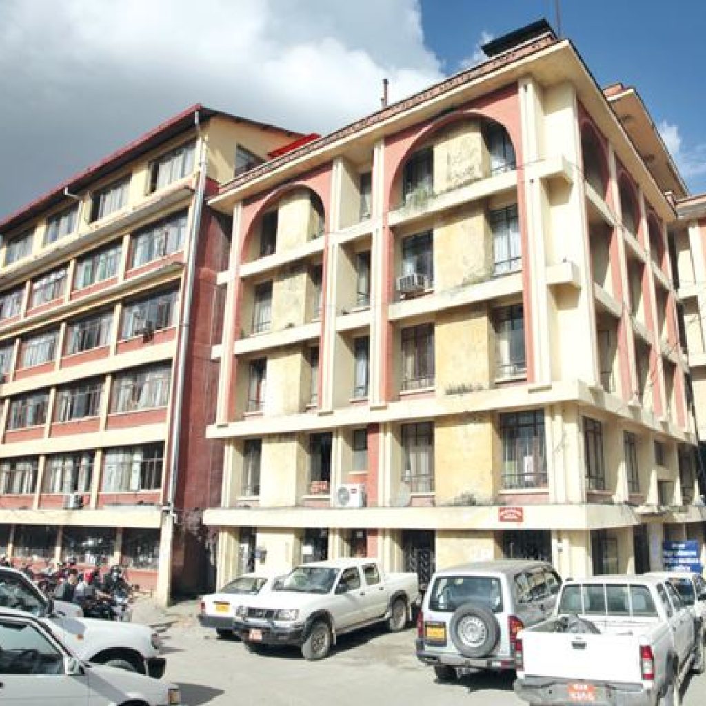 विद्युत् चोरीमा संलग्न कर्मचारीसहित १६ पक्राउ
