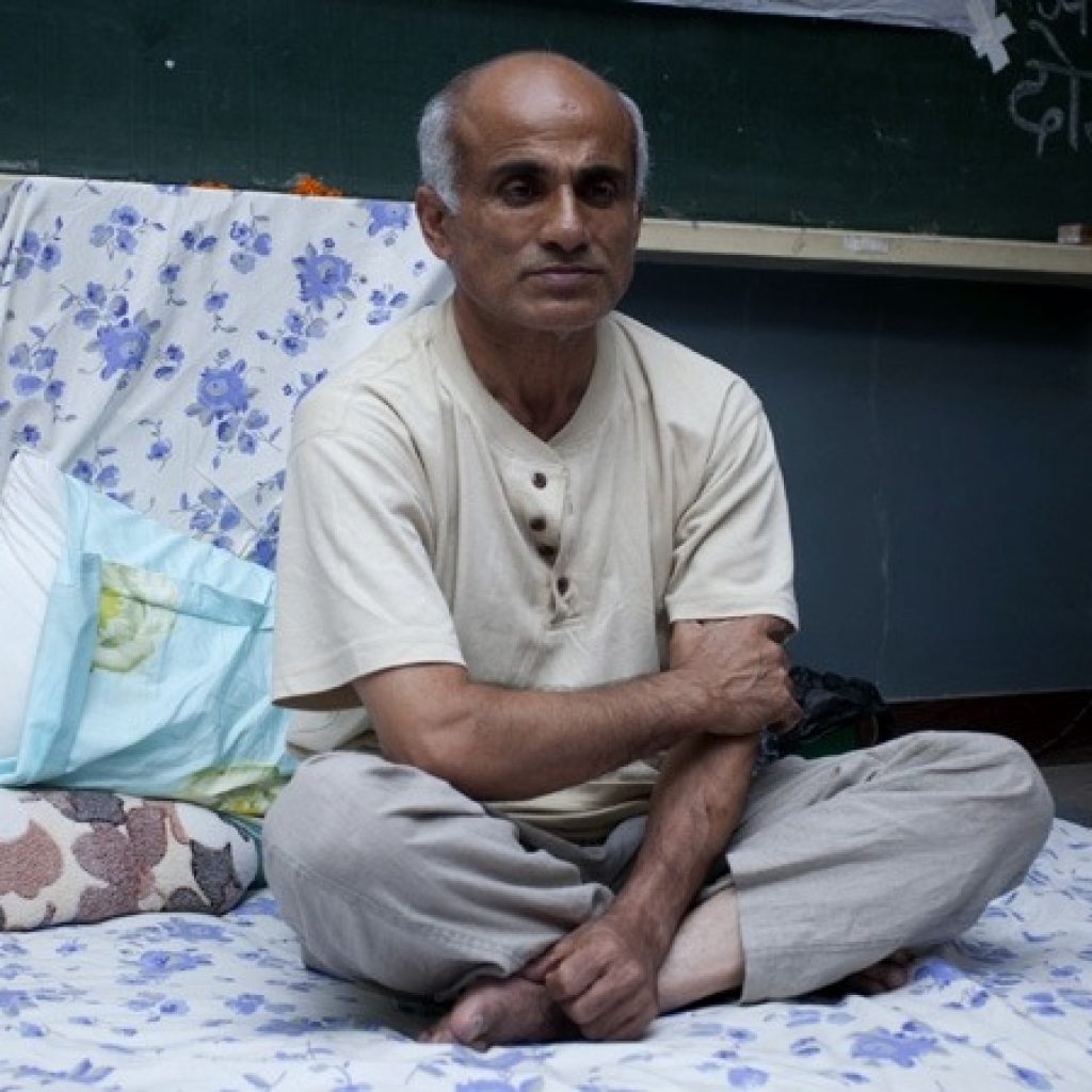 स्वास्थ्यमन्त्री थापाद्वारा अनशनरत डा केसीसँग भेट