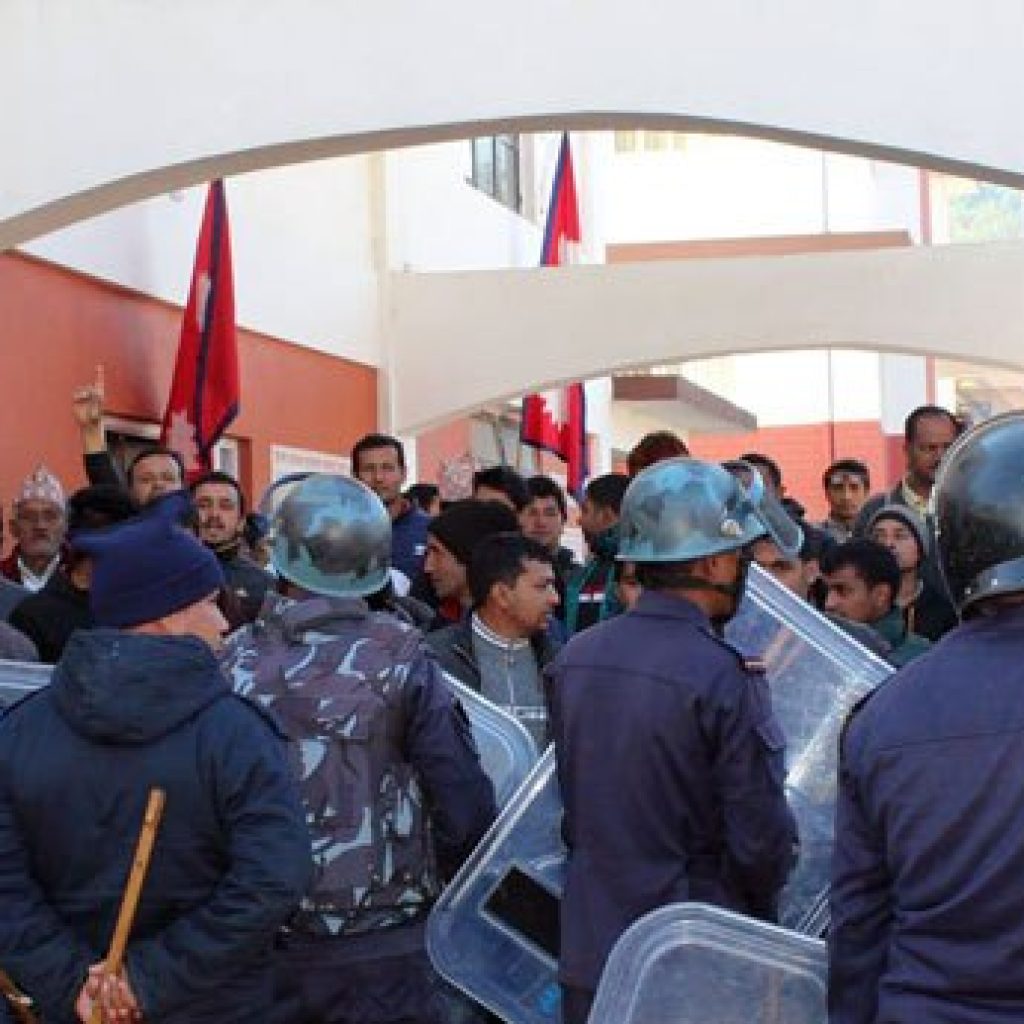 तम्घासमा झडपपछि बजार तनावग्रस्त, सांसदसहित दुई दर्जनभन्दा बढी घाइते