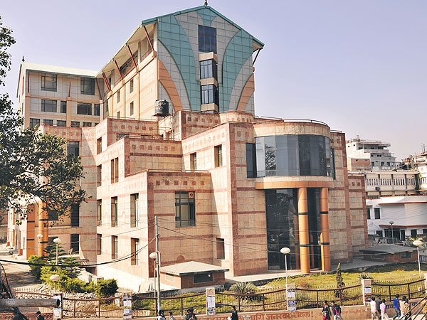 ट्रमा सेन्टरमा गरिन् जयकलाले आत्महत्या