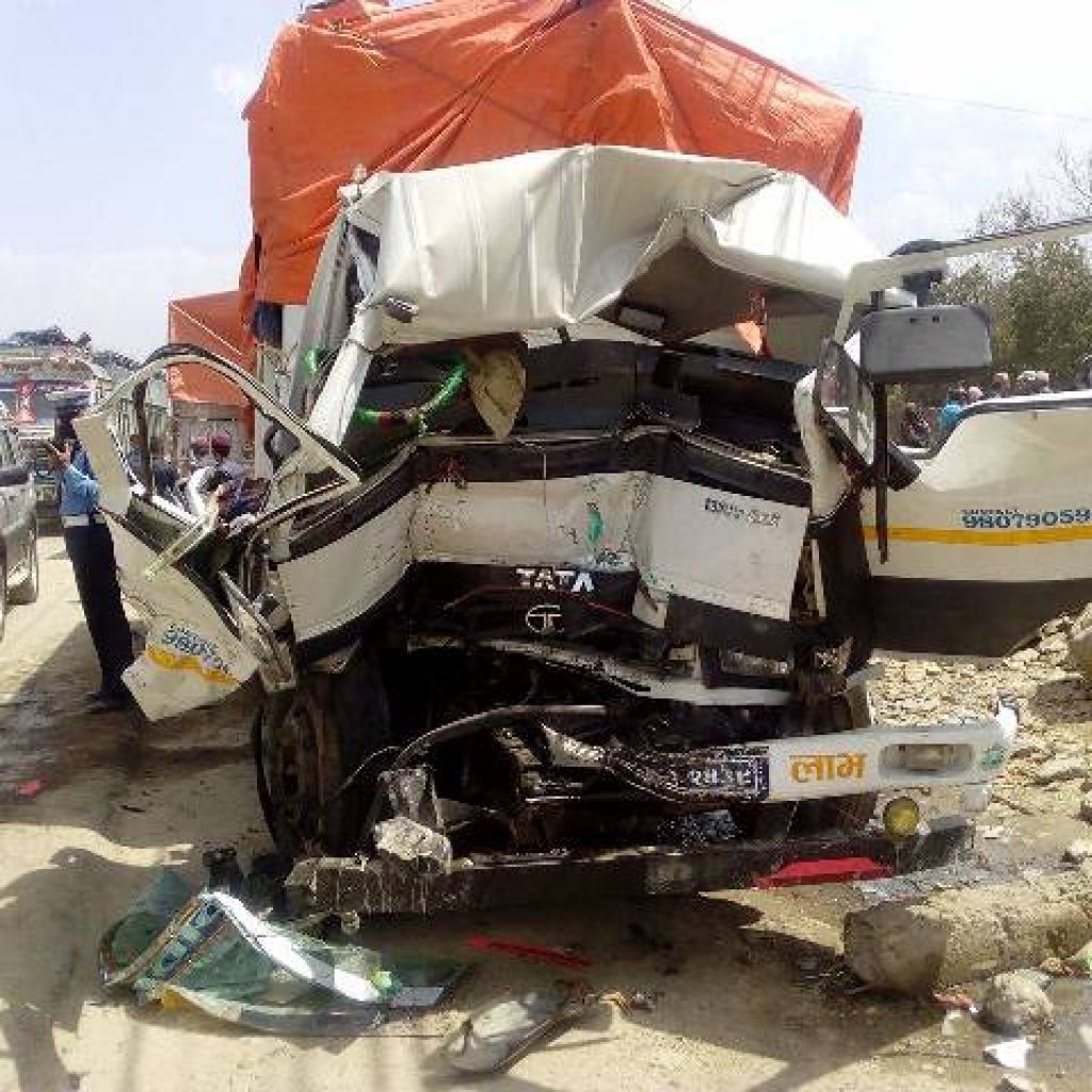 ब्रेक फेल भएको ट्रकले चारवटा सवारी साधनलाई ठक्कर दिँदा २ जनाको मृत्यु, ९ जना घाइते