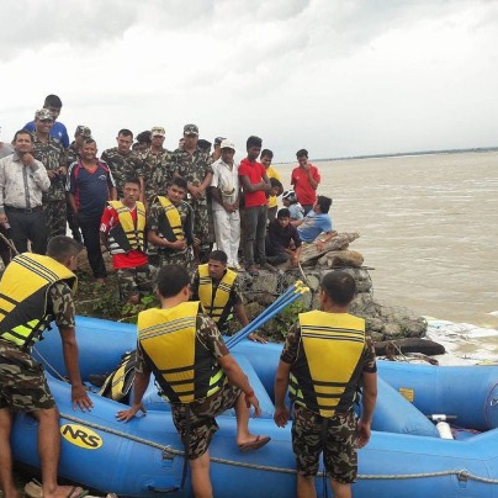 कोसीमा डुंगा पल्टँदा बेपत्ता हुनेहरुको खोजी जारी, ३७ जनाको उद्धार