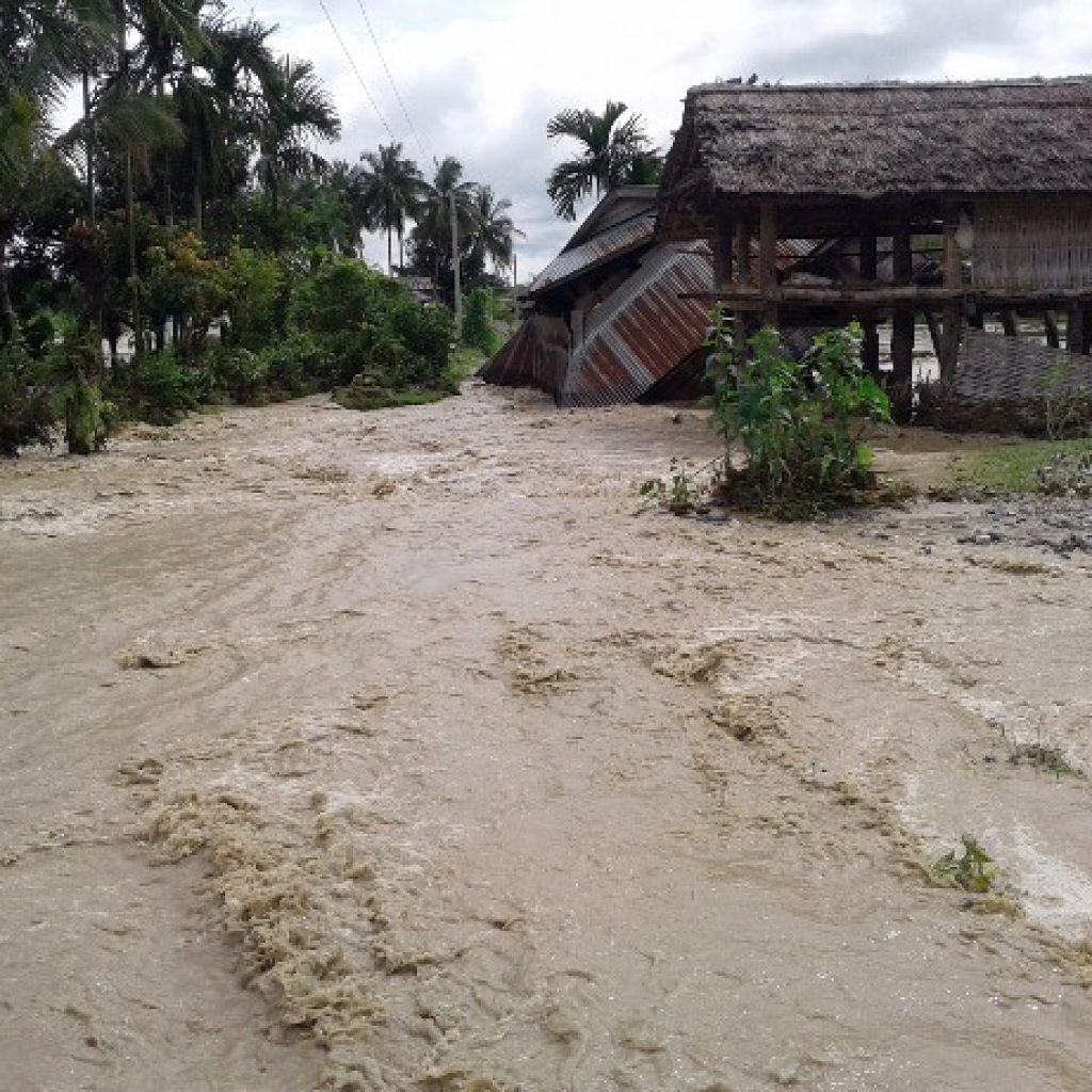 बाढी र पहिरोबाट झन्डै ३०० परिवार विस्थापित