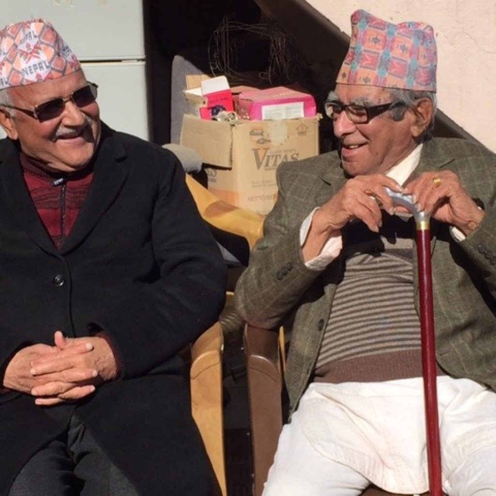 ओली निवासमा श्रष्टाहरुको जमघट,ओली अडानको प्रशंसा