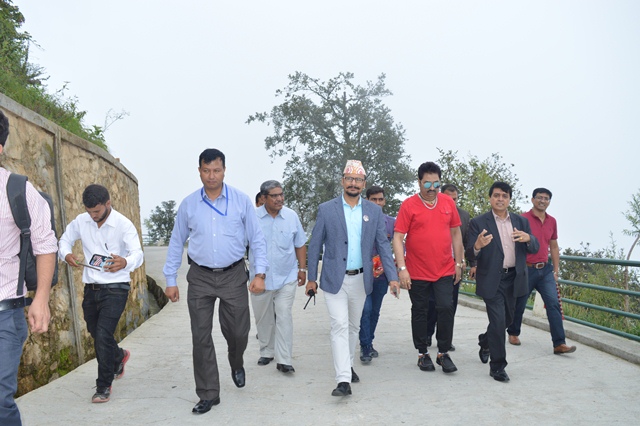 भारतीय चर्चित गायक कुमार सानुद्वारा चन्द्रागिरि केबलकारको भ्रमण