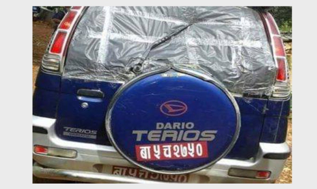 काँग्रेस कार्यकर्ताव्दारा नेपालको गाडीमा तोडफोड