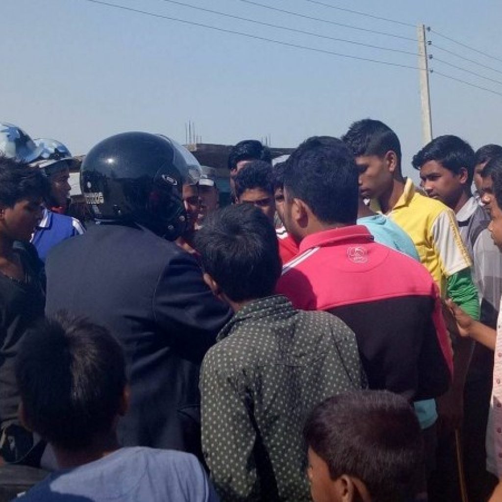 एमालेको मेची—महाकाली अभियान नेपालगञ्ज पुग्यो, मधेसी मोर्चाव्दारा अवरोध गर्ने प्रयास,एमाले कार्यकर्ता बोकेको बसमा पेट्रोलबम प्रहार ,ठूलो संख्यामा प्रहरी परिचालन