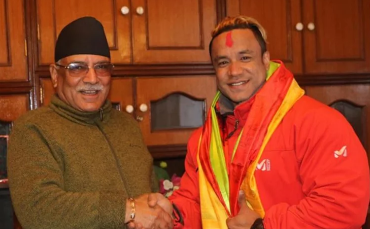 विश्वविजेता महेश्वर महर्जनलाई प्रचण्डको बधाई