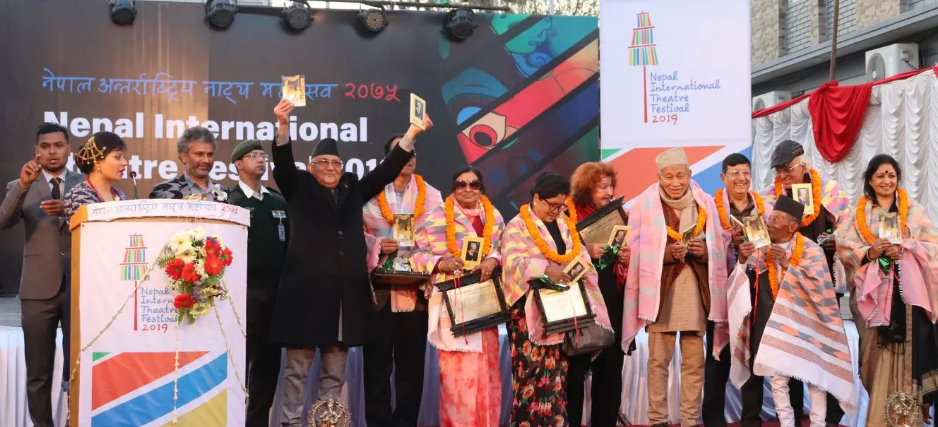 नाटयकर्मीलाई हौसला दिदै मण्डला थियटरमा प्रधानमन्त्री