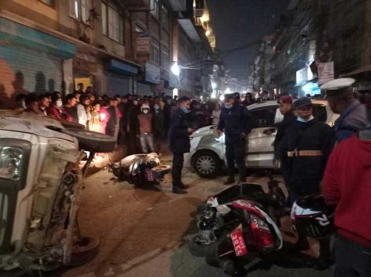 उत्तर प्रदेशमा डबल डेकर बसलाई ट्रेलरले ठक्कर दिँदा १८ जनाको मृत्यु