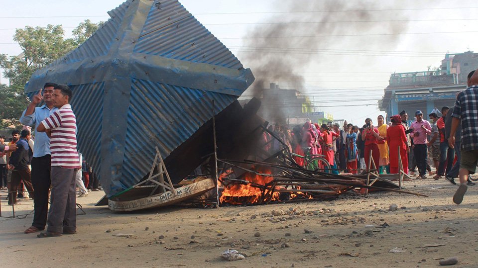बसको ठक्करबाट महिलाको मृत्यु, पूर्वपश्चिम राजमार्ग अवरुद्ध