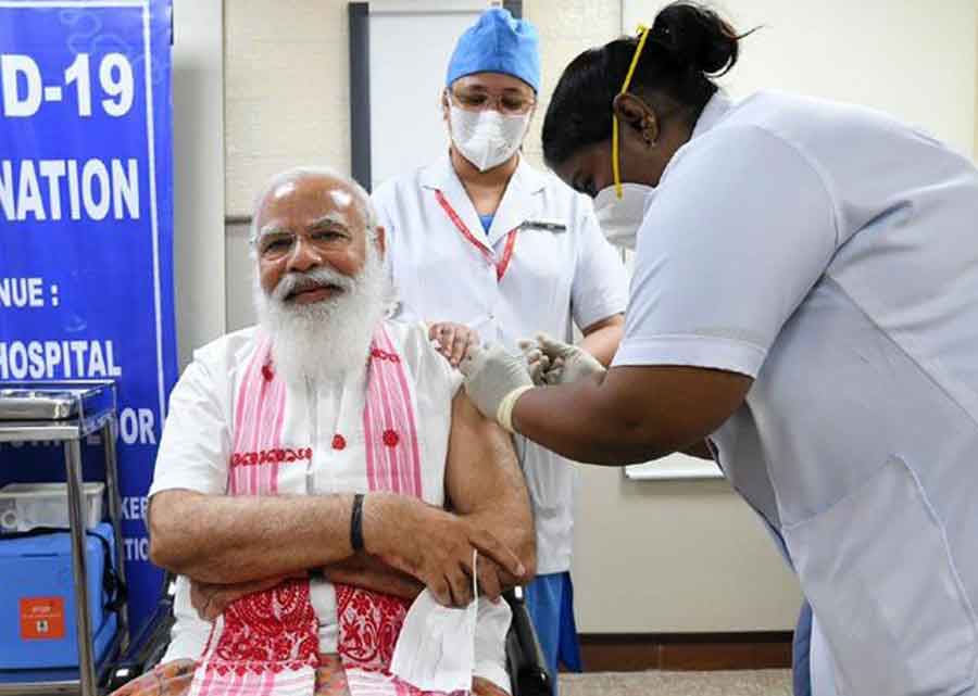 मोदीले लगाए कोरोना खोप, सबैलाई लगाउन अपील