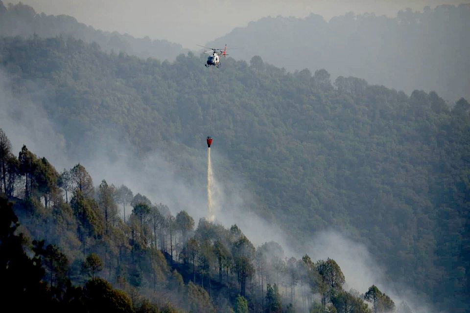 शिवपुरी जंगलको आगो हेलिकप्टरबाट निभाइँदै