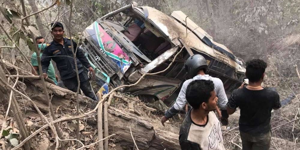 भीरबाट बस खस्दा ३ जनाको मृत्यु, २८ यात्रु घाइते