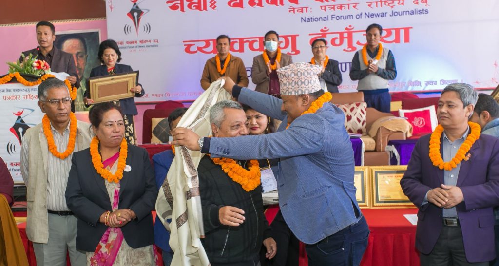 अग्रज पत्रकार राजेन्द्र स्थापितलाई उच्च सम्मान सहित पुरस्कार