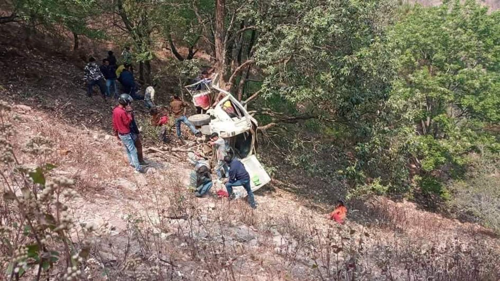 कर्मचारी चढेको जिप दुर्घटना, चार जनाको मृत्यु, १० घाइते