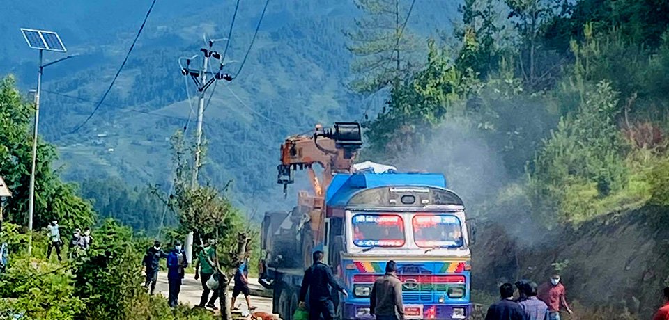 क्रेनले विद्युत् लाइन छुदा दुई जनाको मृत्यु, दुई घाइते