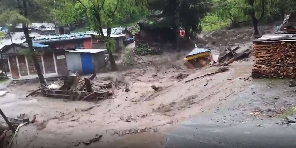 मनाङमा बाढीले घर र पुल बगायो