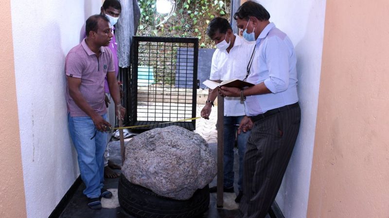 श्रीलङ्कामा इनार खन्दा फेला पर्‍यो १० करोड डलर पर्ने विशाल नीलमणि