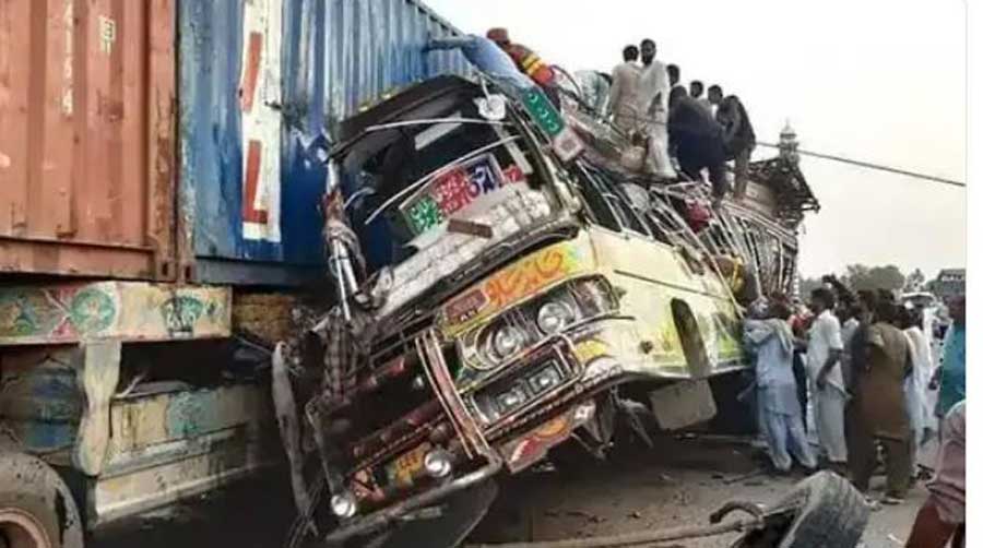 बस र ट्रक ठोक्किँदा ३० जनाको मृत्यु