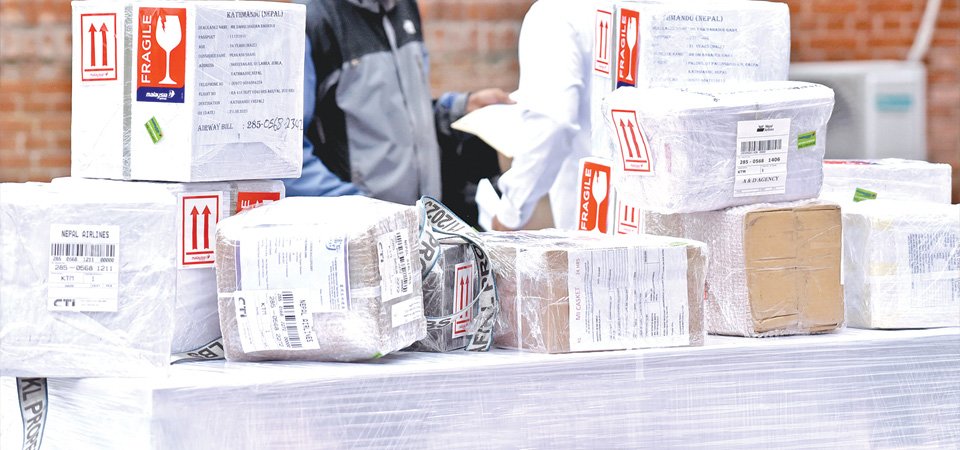 बाकसमा आए २४ नेपाली