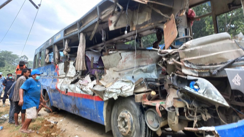 ट्रक र बस ठोक्किँदा ३ को मृत्यु, २७ घाइते