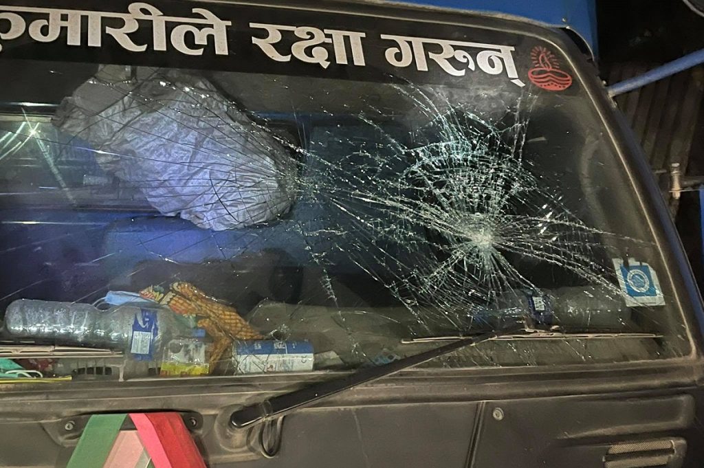 युवाको आक्रमणबाट रूकुम पश्चिममा प्रहरी सहायक निरीक्षकसहित ७ प्रहरी घाइते