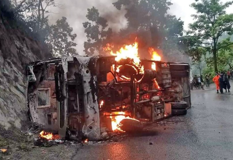 गुडिरहेको बस पल्टिंदा आगलागी, ३१ जना घाइते