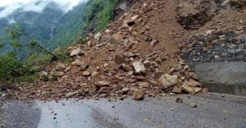 निरन्तर वर्षाले पहिरो खस्दा कर्णाली राजमार्ग अवरुद्ध