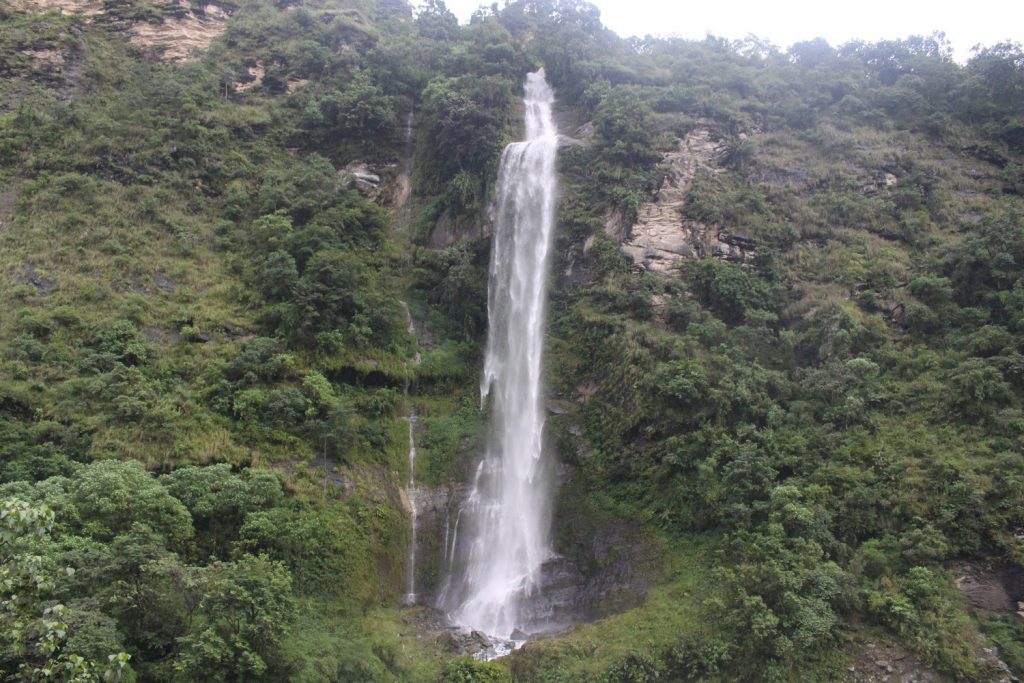 पर्यटक लोभ्याउने बाउसे झरना