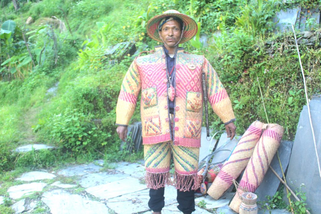चोयाका पोशाकबाट आम्दानी गर्दै भरीबहादुर