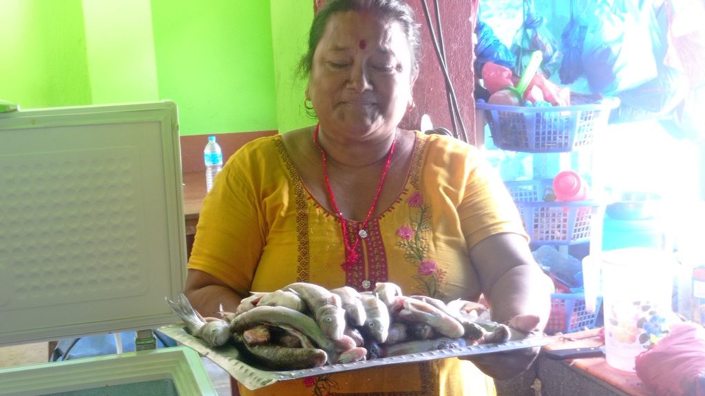 बाढी पछि इन्द्रावती नदीमा पाउन थाले माछा