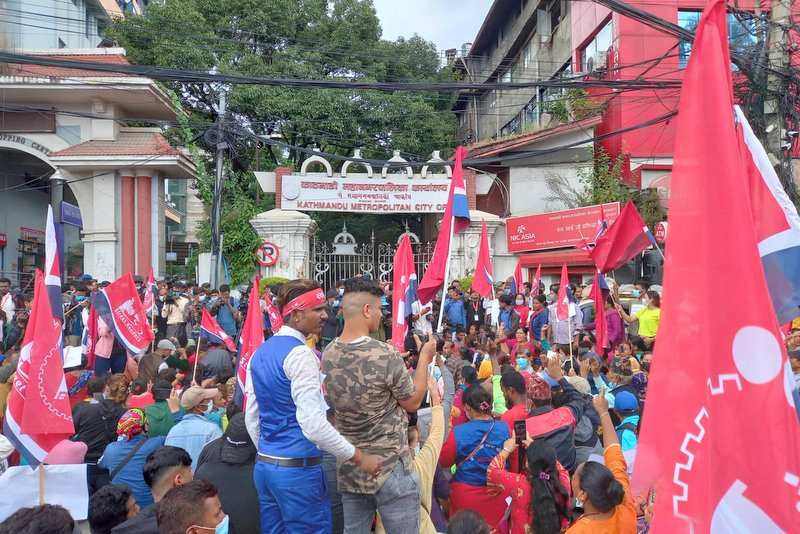 फुटपाथ व्यवसायीले घेरे महानरपालिका