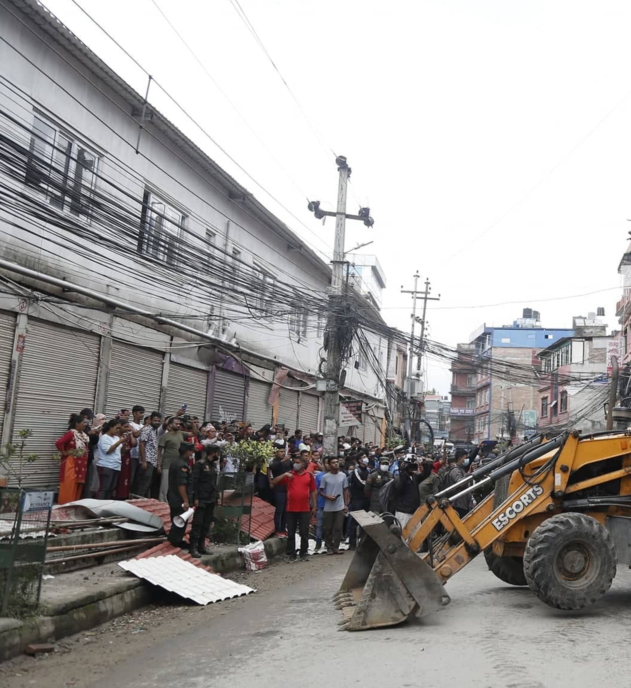 काठमाडौं महानगरपालिकाले नयाँ बसपार्क क्षेत्रमा रहेका अवैध संरचना हटाउदै