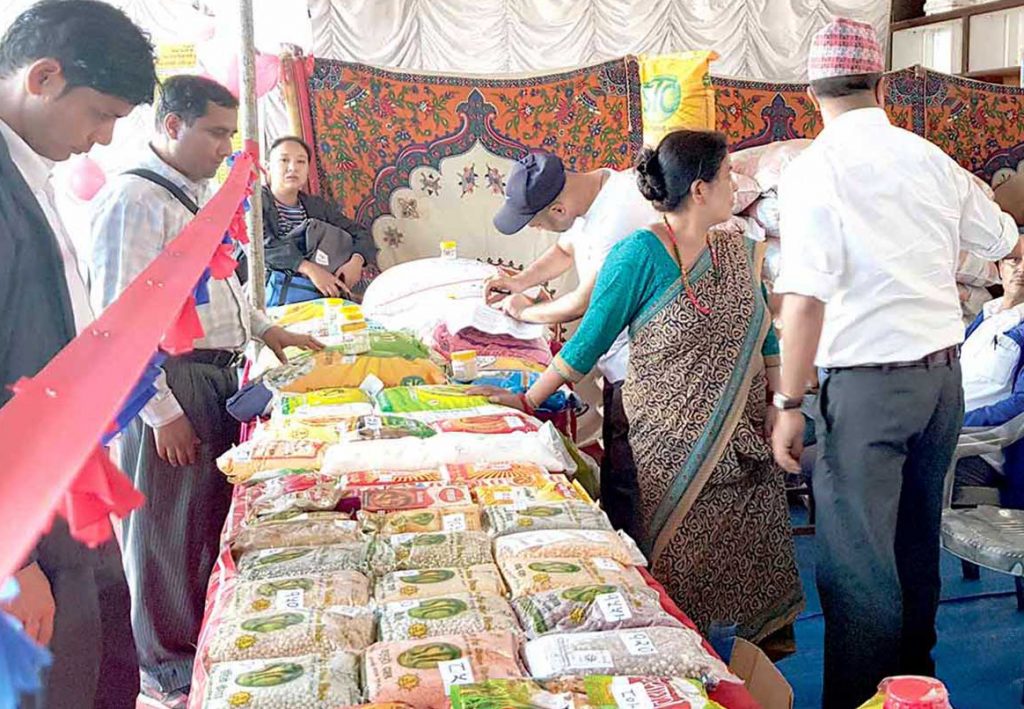 भारतीय बजारमा जाने नेपाली ग्राहक रोक्न भैरहवामा दसैँ सस्तो बजार