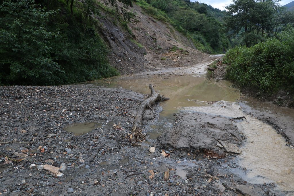 चार महिनादेखि अवरुद्ध ग्रामीण सडक अझै खुलेन