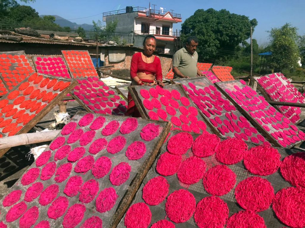 गाउँ, शहर बजारमा झिनियाँको माग बढ्दाे, व्यवसायीलाई बजार धान्नै मुस्किल