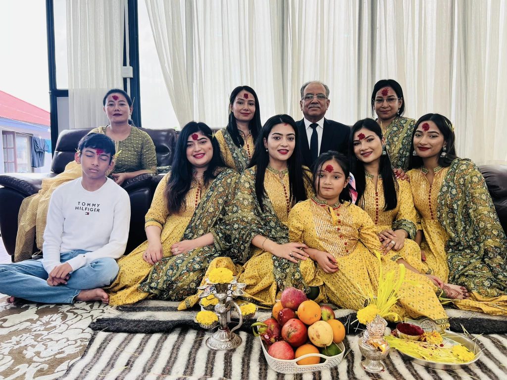 प्रचण्डको निधार खाली, सीता बाहेकको पारिवारिक तस्बिर गंगाबाट सार्वजनिक