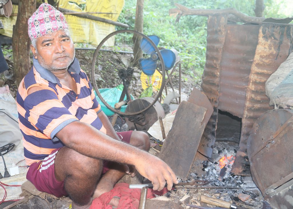आँबुखैरेनीका विश्वकर्माले बनाए विद्युत्बाट चल्ने स्वचालित घन