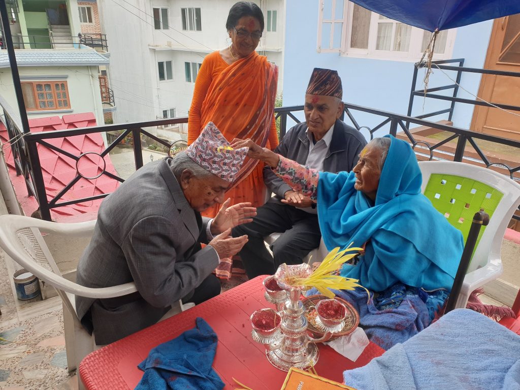 ९२ वर्षीया भाउजू विष्णुमायाबाट टीका र आशिर्वाद ग्रहण