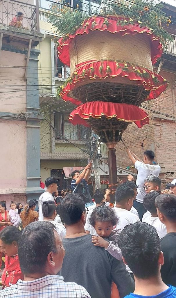 उल्टो गजुर राखिने राेचक इतिहास बाेकेकाे ‘कहीँ नभएको हाँडीगाउँको जात्रा’