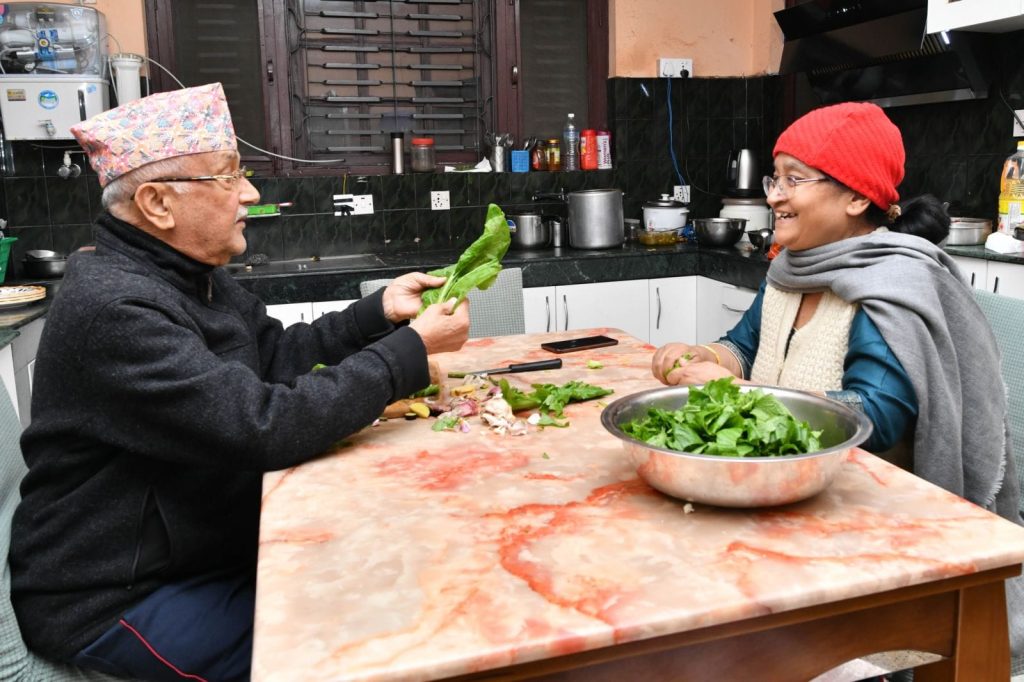 मौन अवधिमा एमाले अध्यक्ष ओली पत्नी राधिकासँगै भान्सामा, एक घण्टामा ३५ सय बढी प्रतिक्रिया (तीन तस्बिर)