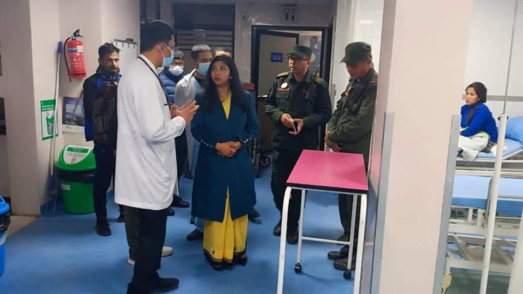 झडपमा घाइते नगर प्रहरीको स्वास्थ्य अवस्था बुझ्न  उपमेयर डंगोल नर्भिक अस्पताल